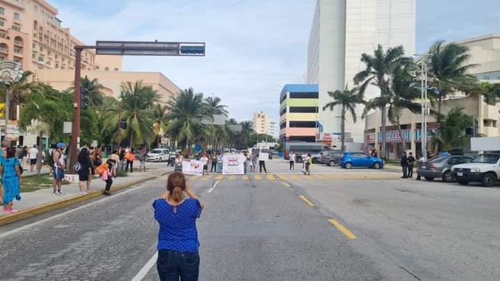 Madres buscadoras de Quintana Roo marchan por la Zona Hotelera de Cancún