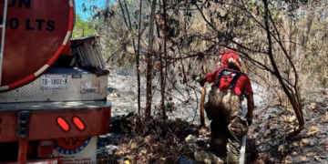 Atienden los bomberos de Cancún tres incendios en la zona urbana