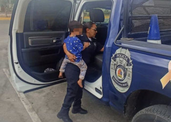 Niño de 2 años, solo en una avenida de Playa del Carmen