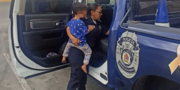 Niño de 2 años, solo en una avenida de Playa del Carmen