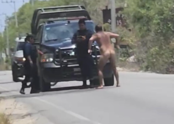 Hombre desnudo les baila en la calle a policías en Tulum