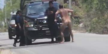 Hombre desnudo les baila en la calle a policías en Tulum