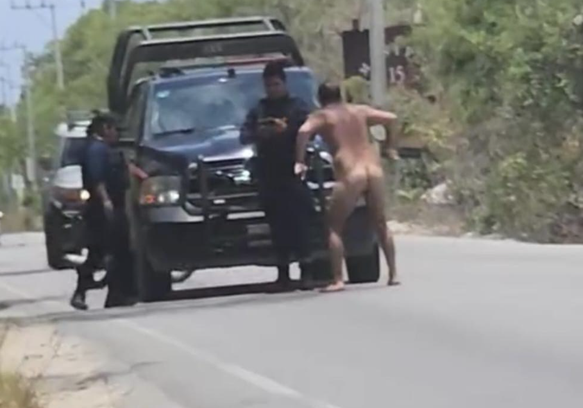 Hombre desnudo les baila en la calle a policías en Tulum