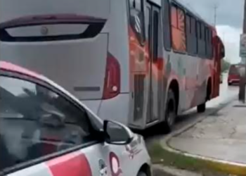 Imoveqroo sanciona a chófer de autobús que utilizó la banqueta para evitar el tránsito