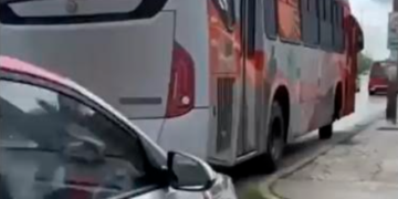 Imoveqroo sanciona a chófer de autobús que utilizó la banqueta para evitar el tránsito