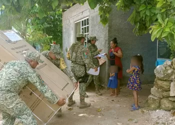 Ejército reparte refrigeradores a afectados por inundaciones en Chetumal