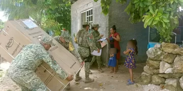 Ejército reparte refrigeradores a afectados por inundaciones en Chetumal