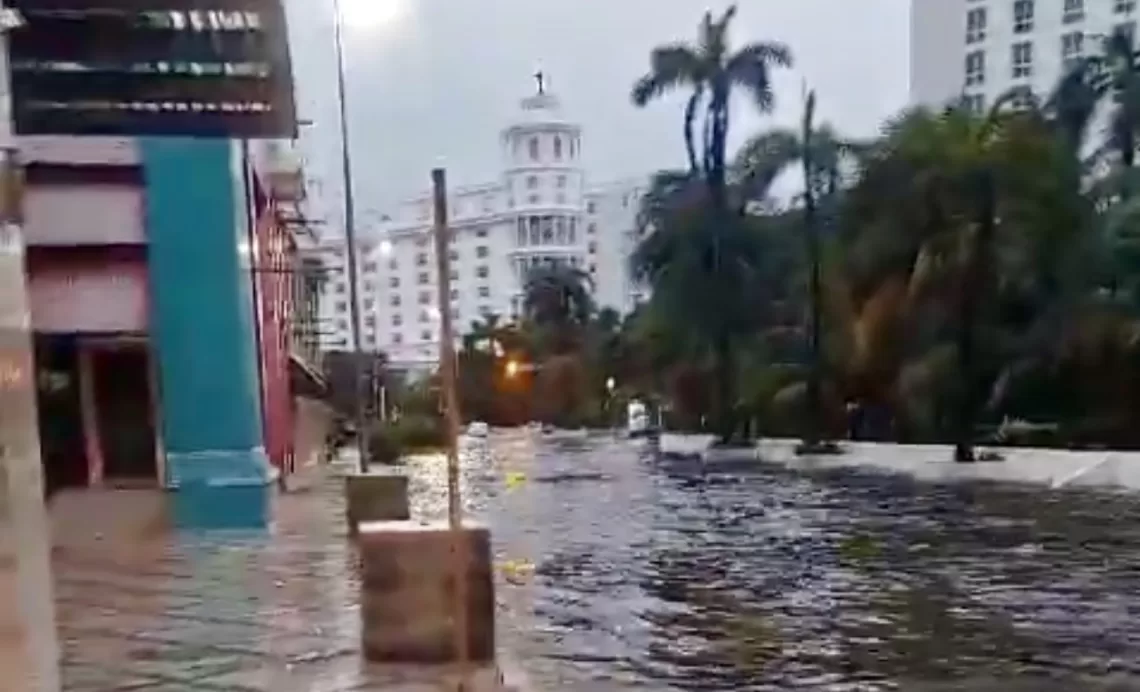 Cancún amanece con inundaciones y calles cerradas por lluvias del ciclón tropical “Uno”