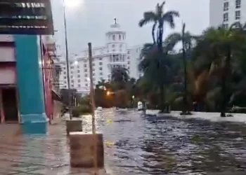 Cancún amanece con inundaciones y calles cerradas por lluvias del ciclón tropical “Uno”