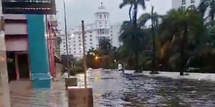 Cancún amanece con inundaciones y calles cerradas por lluvias del ciclón tropical “Uno”