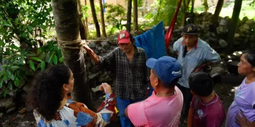 Apoyan a adultos mayores afectados por las lluvias en Tihosuco