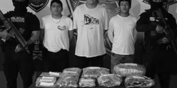 Trío capturado con más de un centenar de dosis de mariguana y un paquete de esa droga