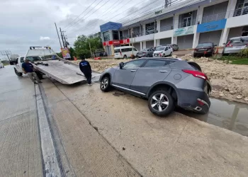 Camioneta cae en una zanja en la avenida Luis Donaldo Colosio debido a fuertes lluvias