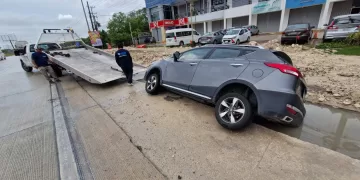Camioneta cae en una zanja en la avenida Luis Donaldo Colosio debido a fuertes lluvias