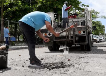 Brigadas de bacheo, activas en Cancún a consecuencia de las lluvias