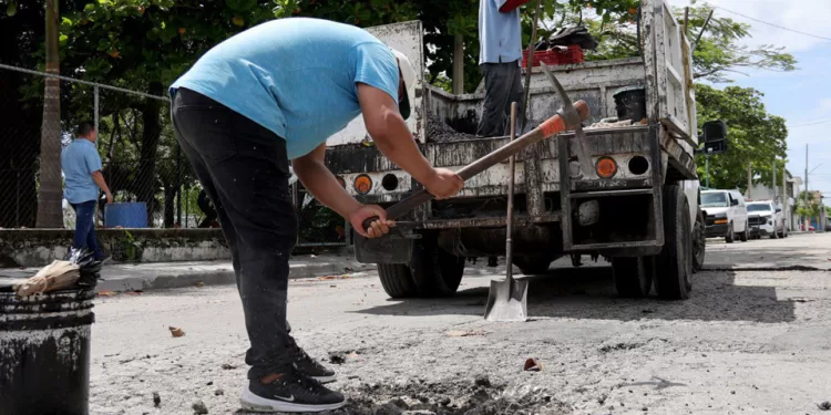 Brigadas de bacheo, activas en Cancún a consecuencia de las lluvias