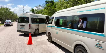 Taxistas de Playa del Carmen bloquean parcialmente la carretera Cancún -Tulum