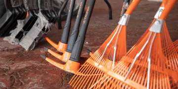 Mary Hernández entrega equipos al Comité de Huracanes de Carrillo Puerto