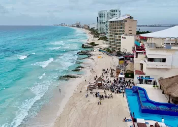 Intensifican limpieza en Playa Gaviota Azul para preservar belleza del Caribe Mexicano