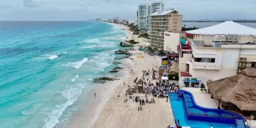 Intensifican limpieza en Playa Gaviota Azul para preservar belleza del Caribe Mexicano
