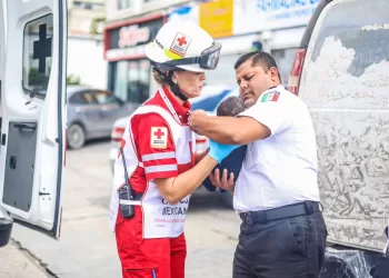 Oficial de tránsito de Cancún protege a bebé de un mes de nacido que tuvo un accidente vehicular