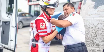 Oficial de tránsito de Cancún protege a bebé de un mes de nacido que tuvo un accidente vehicular