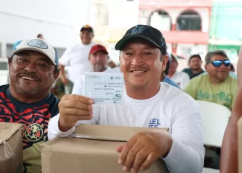 Entregan apoyo a pescadores de Isla Mujeres y Puerto Morelos para que realicen su trabajo