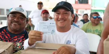 Entregan apoyo a pescadores de Isla Mujeres y Puerto Morelos para que realicen su trabajo