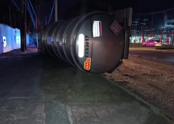 Alerta máxima en Chetumal por volcadura de pipa en zona habitacional