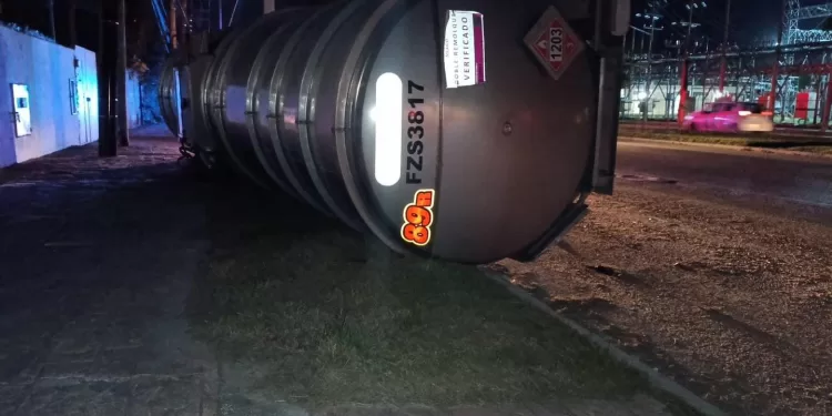 Alerta máxima en Chetumal por volcadura de pipa en zona habitacional
