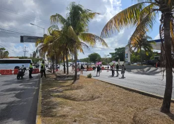 Madres Buscadoras cambian punto de bloqueo, se instalan en Vicefiscalía de Cancún