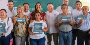 Entrega Gobernadora más tarjetas del Programa "La Clínica es Nuestra"