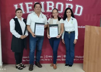 Taxistas de Cancún suscriben convenio con universidades