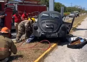 Perdió el control de su vochito y se impacta en la carretera 307