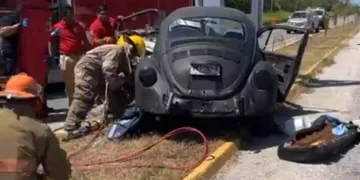 Perdió el control de su vochito y se impacta en la carretera 307