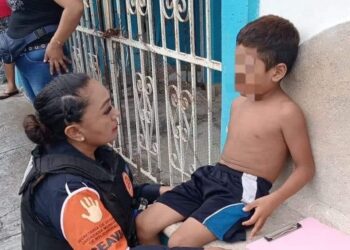 Rescatan a menor de seis años que estaba amarrado a la reja de su casa en Playa del Carmen