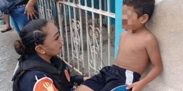 Rescatan a menor de seis años que estaba amarrado a la reja de su casa en Playa del Carmen