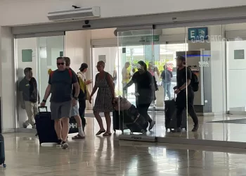 Más de 166 vuelos cancelados debido al huracán Beryl