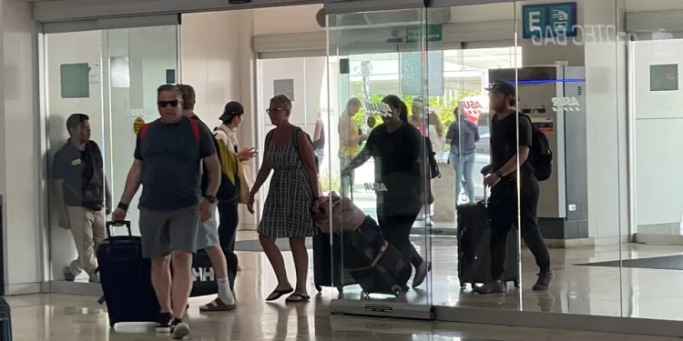 Más de 166 vuelos cancelados debido al huracán Beryl