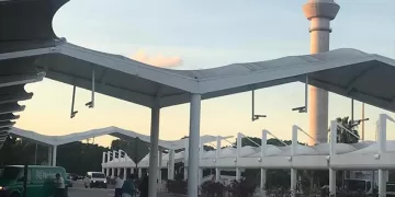 Activan en aeropuerto de Cancún protocolos de atención por huracán Beryl