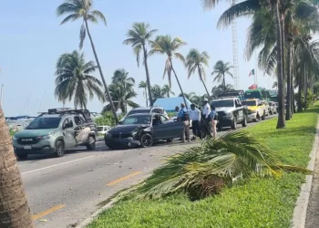 Accidente en bulevar Kukulcán deja a conductor lesionado y afecta el tráfico