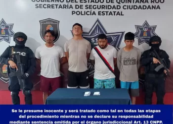 Tras estar a punto de chocar agreden a patadas a la policía