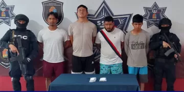 Tras estar a punto de chocar agreden a patadas a la policía