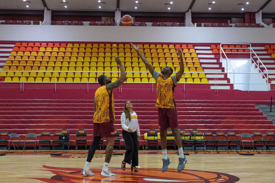Celebra la Gobernadora el regreso del básquetbol profesional a Quintana Roo