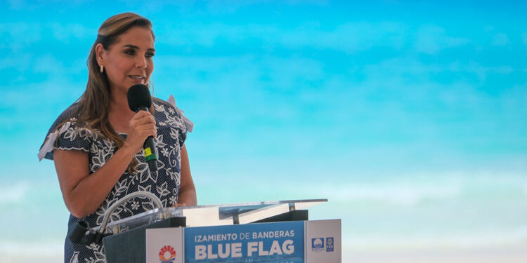Recibe Mara Lezama certificaciones Blue Flag para playas y empresas de Cancún