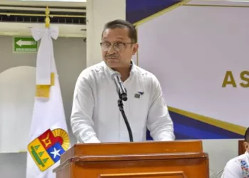 El Gobierno de Quintana Roo declaró Alerta Naranja en los municipios de Tulum, Felipe Carrillo Puerto, Bacalar, Othón P. Blanco y José María Morelos por "peligro alto" ante la llegada del Huracán Beryl que se mantiene como categoría 4 en la escala Saffir-Simpson. Por medio de su cuenta de Twitter, la gobernadora Mara Lezama informó que hasta las 18:30 horas el centro del huracán Beryl se localizó a 975 kilómetros (km) este-sureste de Cancún, Quintana Roo, y a 980 km al este de Punta Herrero, Quintana Roo, con vientos máximos de 215 km/h, rachas de 265 km/h y movimiento hacia el oeste-noroeste a 31 km/h.