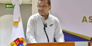 El Gobierno de Quintana Roo declaró Alerta Naranja en los municipios de Tulum, Felipe Carrillo Puerto, Bacalar, Othón P. Blanco y José María Morelos por "peligro alto" ante la llegada del Huracán Beryl que se mantiene como categoría 4 en la escala Saffir-Simpson. Por medio de su cuenta de Twitter, la gobernadora Mara Lezama informó que hasta las 18:30 horas el centro del huracán Beryl se localizó a 975 kilómetros (km) este-sureste de Cancún, Quintana Roo, y a 980 km al este de Punta Herrero, Quintana Roo, con vientos máximos de 215 km/h, rachas de 265 km/h y movimiento hacia el oeste-noroeste a 31 km/h.