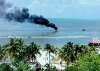 Se incendia embarcación frente a la costa de la zona hotelera de Cancún