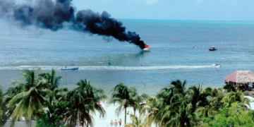 Se incendia embarcación frente a la costa de la zona hotelera de Cancún