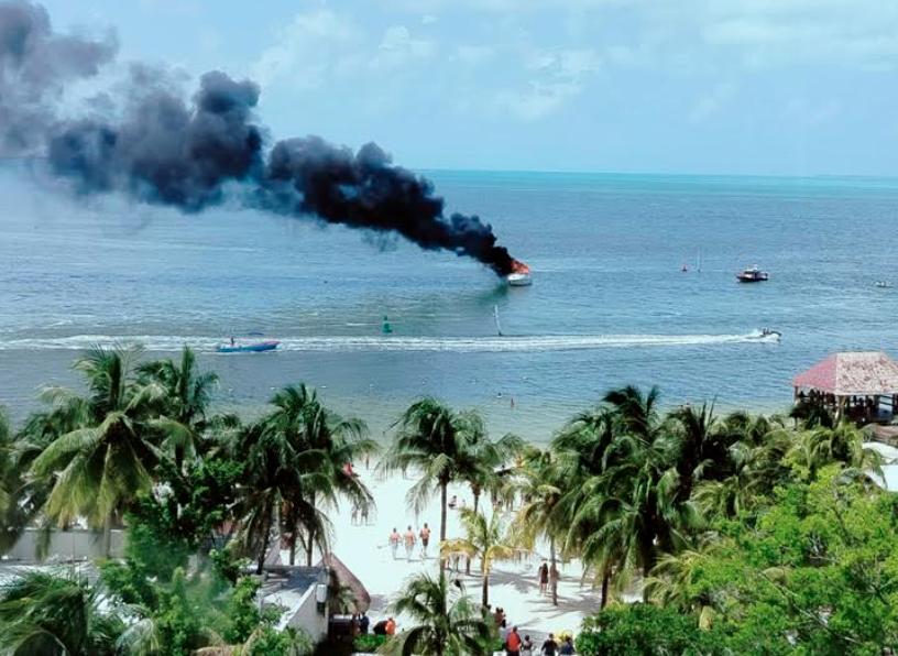 Se incendia embarcación frente a la costa de la zona hotelera de Cancún